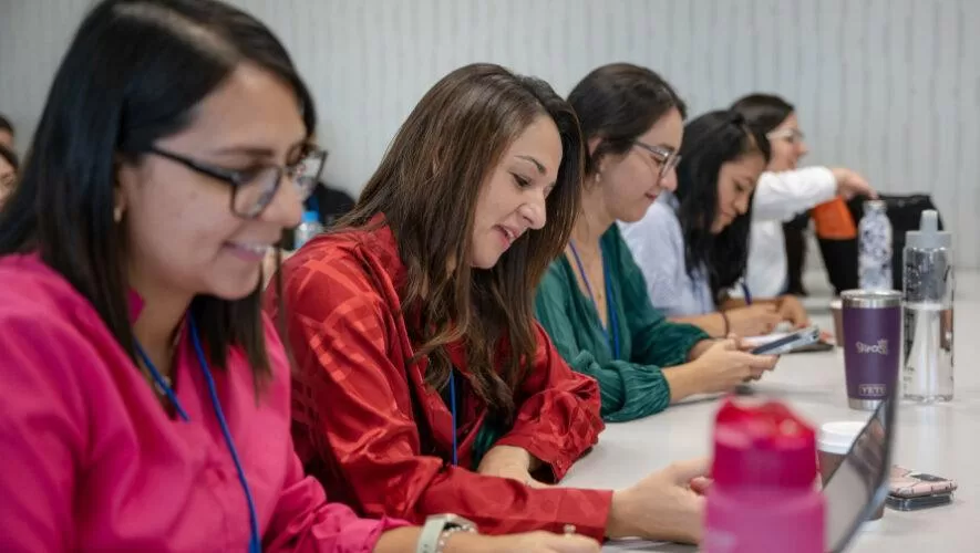Panamerican Business School impulsa a mujeres profesionales en el mundo de los negocios 885x500 1 jpg